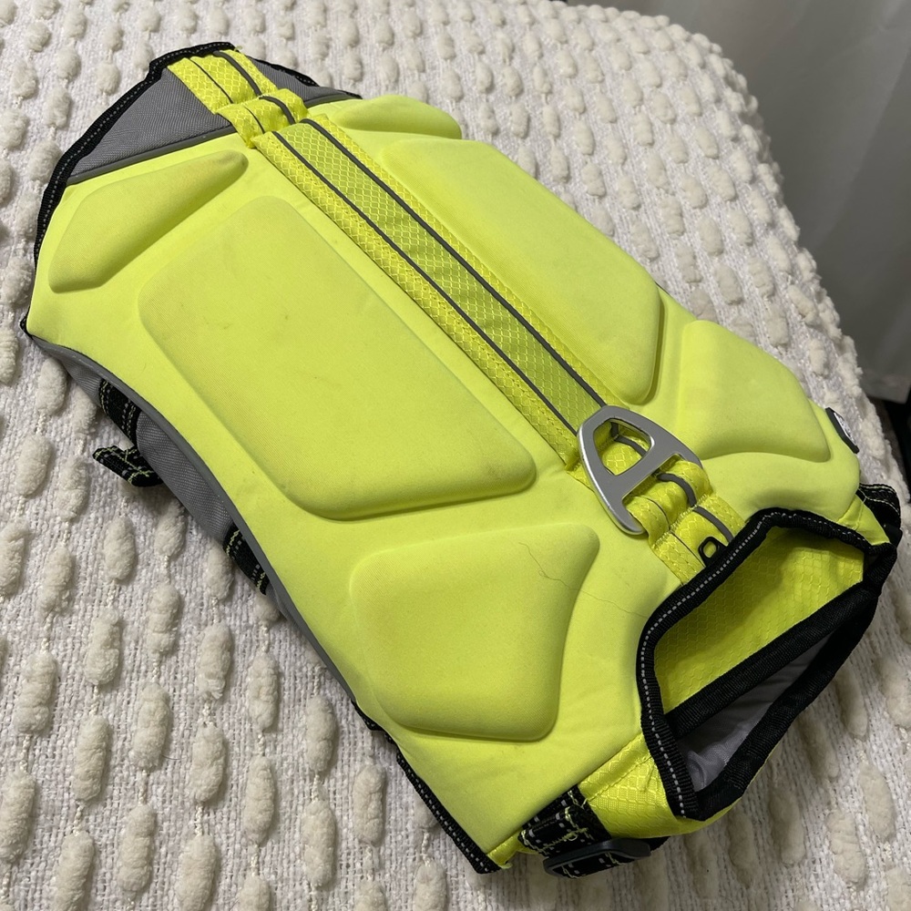 Dog life jacket size medium like new